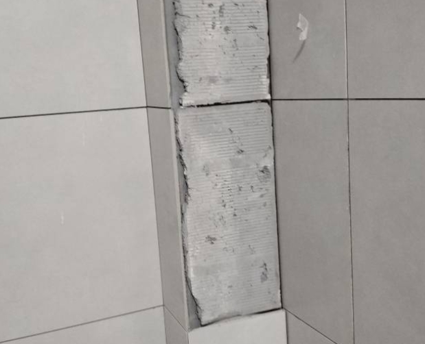 睢宁瓷砖空鼓维修公司分享下瓷砖施工前基层浇水润湿程度不足，可能导致以下问题